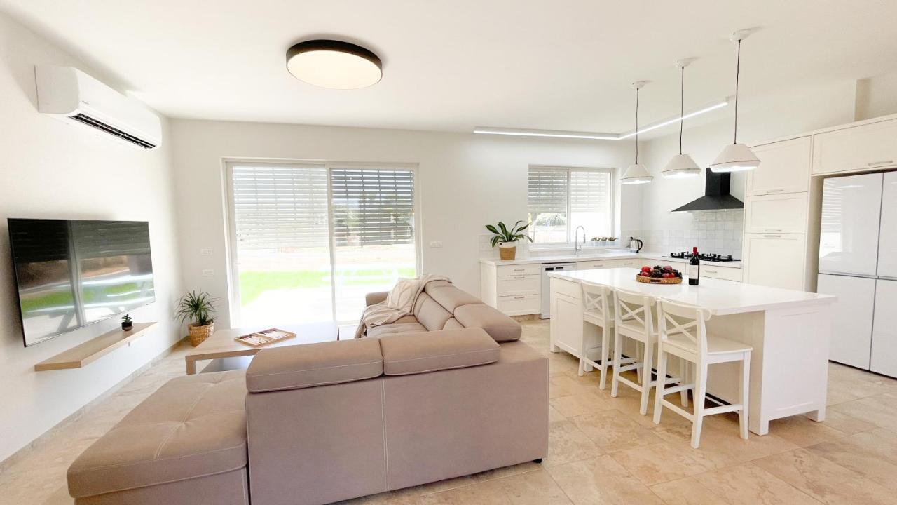 הבית הלבן בכפר בלום Villa Ngoại thất bức ảnh